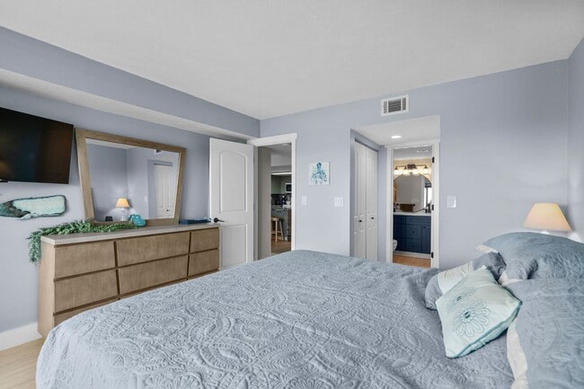 Building Photo - Sea Mark Tower – 3BR Ocean-View Condo