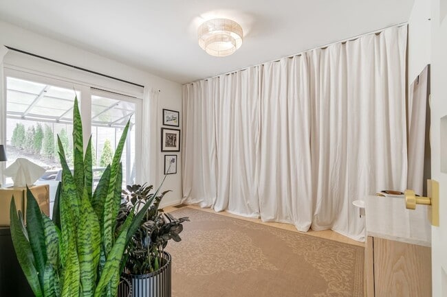 Building Photo - 3804 Lookout Dr