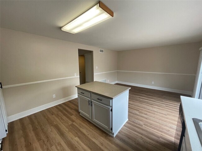 Building Photo - 765 Knollwood Ln