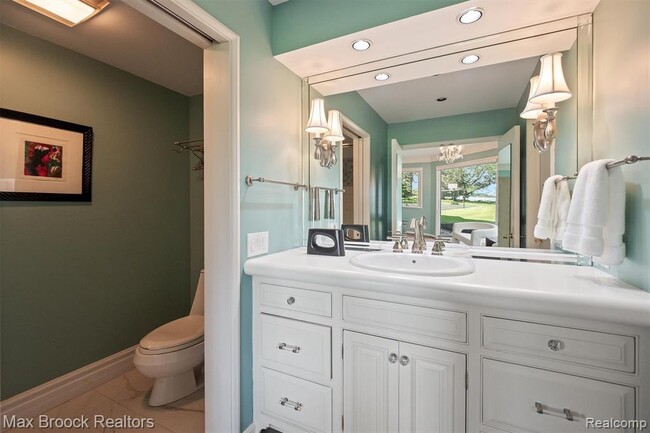 Building Photo - 3333 W Shore Dr