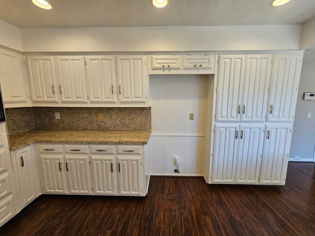 Building Photo - AVAILABLE NOW!