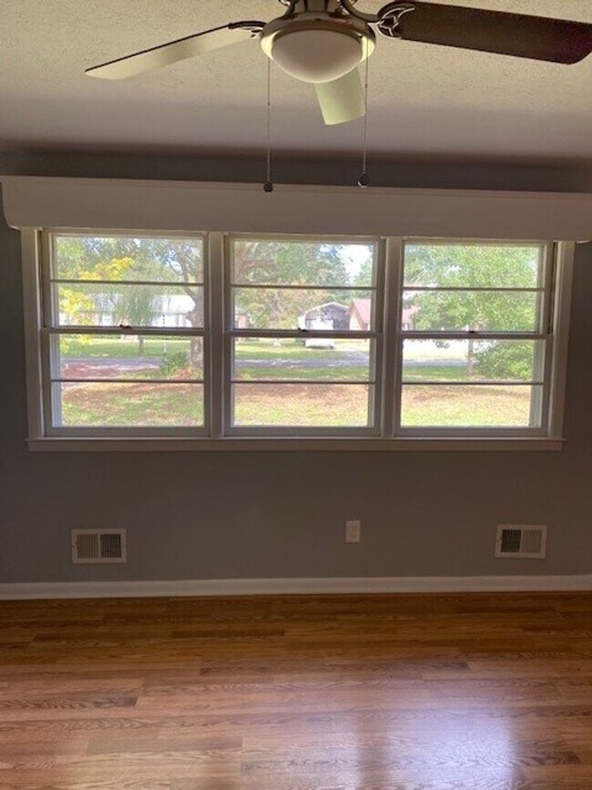 Building Photo - Brick Ranch Home in Pine Valley
