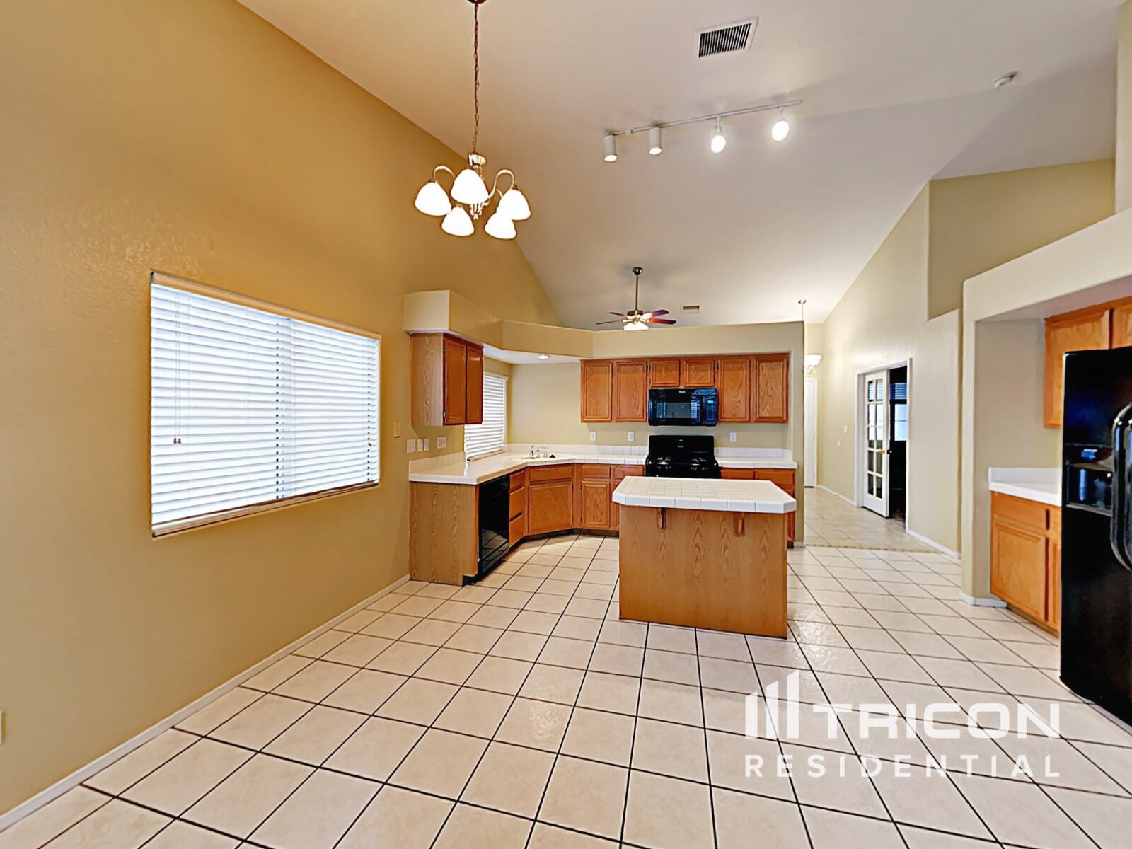 Building Photo - 610 Largo Azul Ave