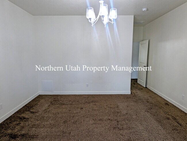 Building Photo - 4 Bed, 2 Bath, HVAC