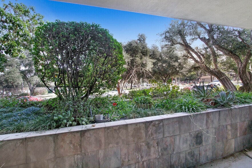 Building Photo - 4949 Genesta Ave