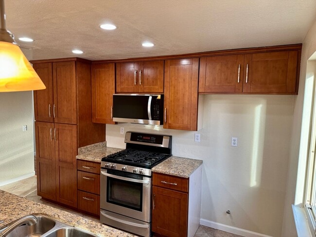Building Photo - Beautiful 3 bedroom home