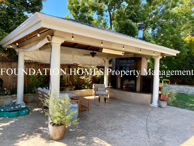 Building Photo - Gorgeous Ranch Style 4BD/2.5BA!  Outdoor Kitchen!  Hot Tub!  FOUNDATION