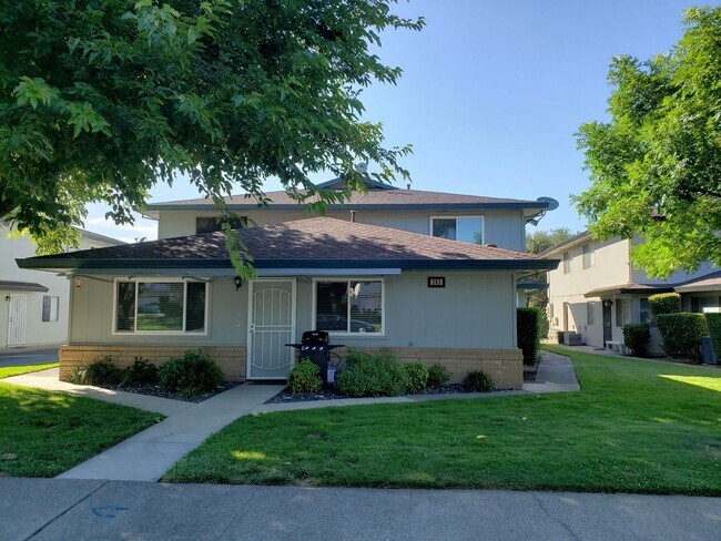 Building Photo - AVAILABLE NOVEMBER 1ST! Cute updated 2 bed...