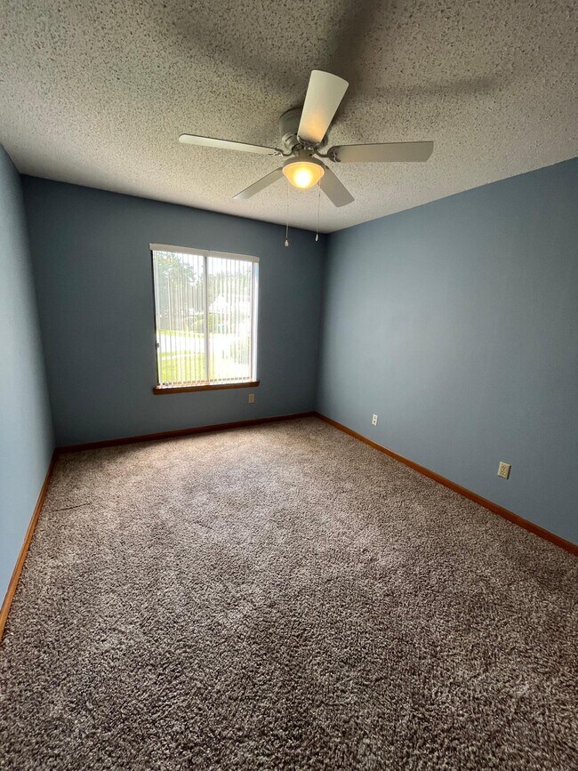 Building Photo - 3945 Balsam Dr