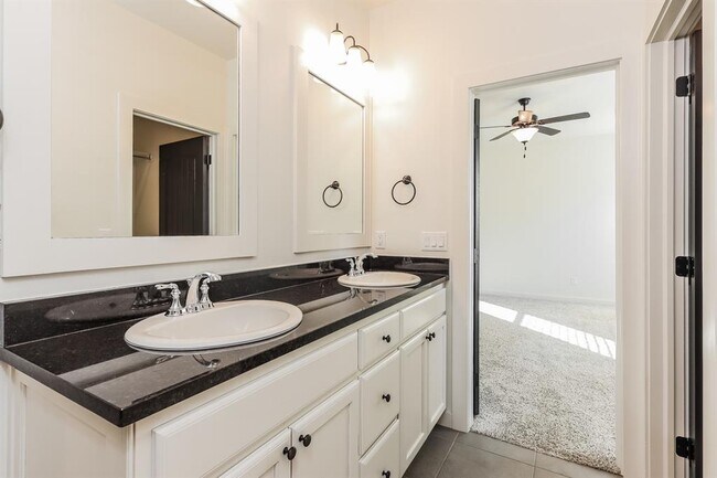 Building Photo - 320 W 3rd St