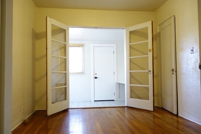Building Photo - 2 bedroom, 1 bath house with a den in Sam ...