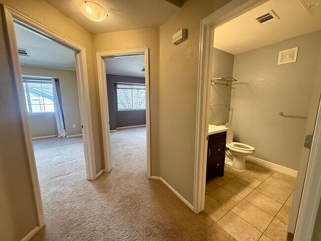 Building Photo - Spacious, Updated 2BR / 2 BA Condo in Gated Community!