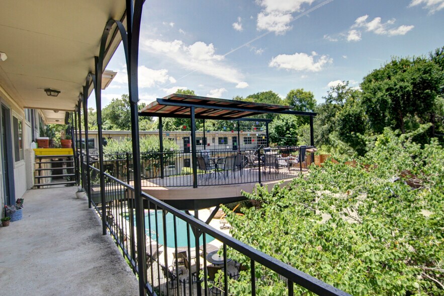 Upper deck - 1202 Newning Ave