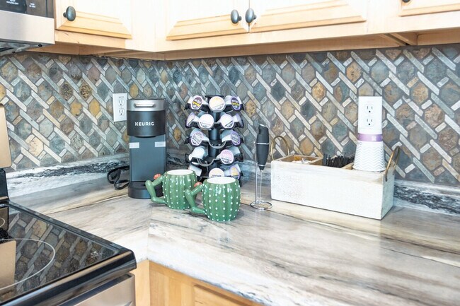 Building Photo - 1541 E Peregrine Trail