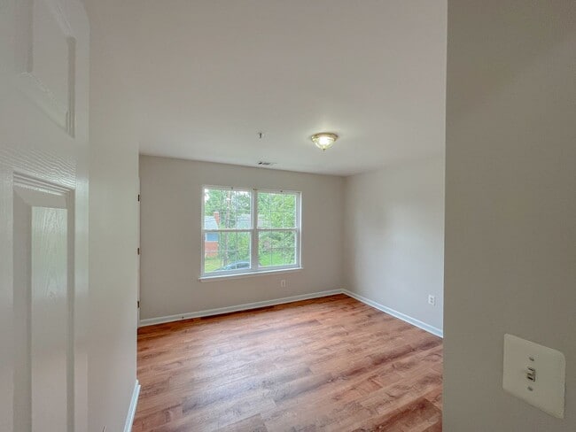 Building Photo - Lovely Traditional 5BR/3BA home in excelle...