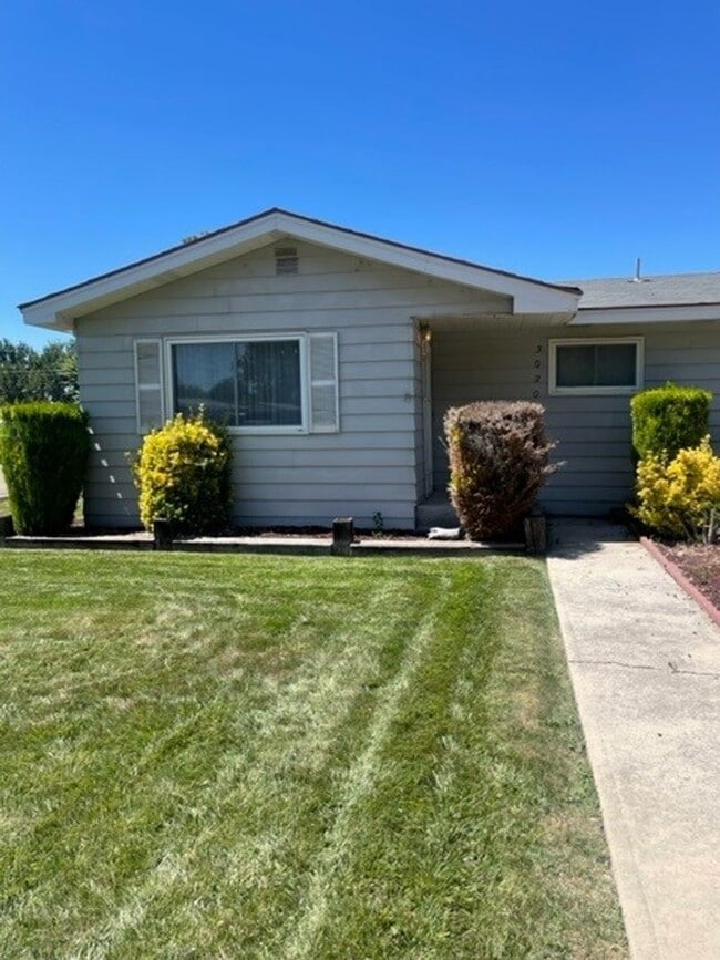 Building Photo - 2 bedroom 1 bathroom Move-in Ready!