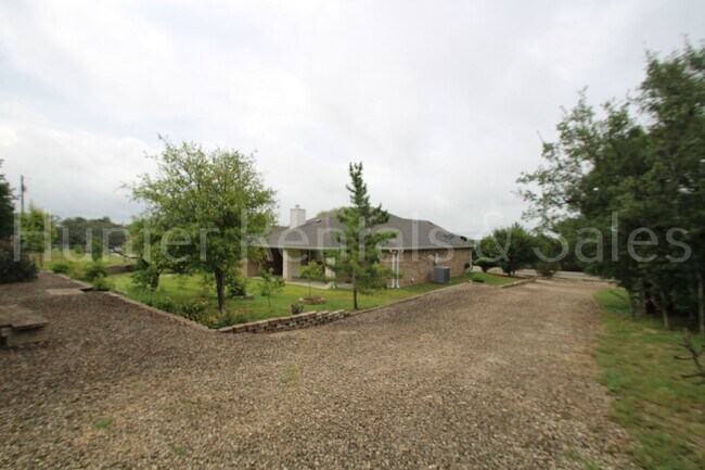 Building Photo - Charming Country Living Retreat