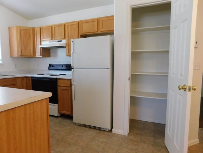 Building Photo - ONE MONTH FREE RENT!