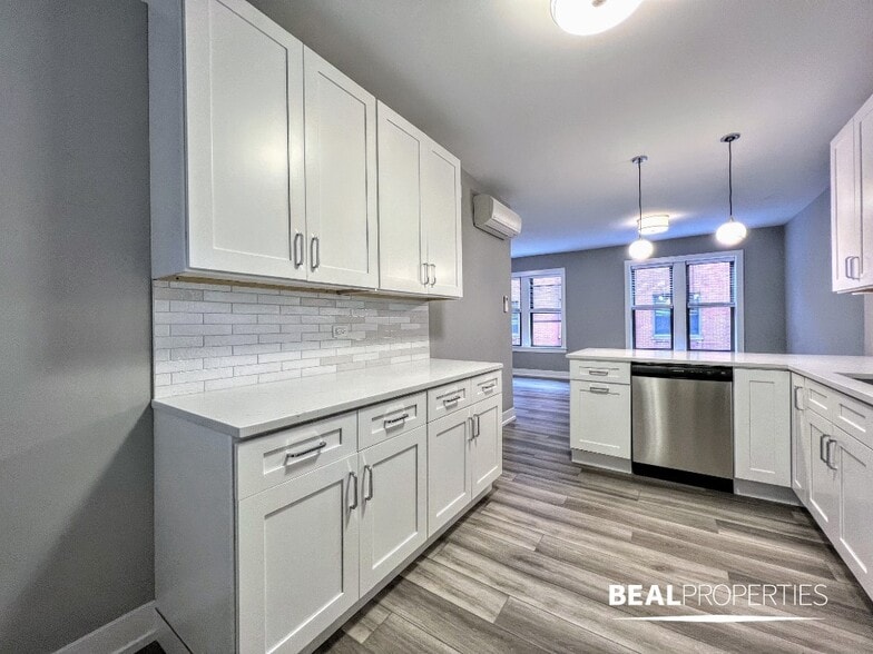 Building Photo - 3935 N Janssen Ave