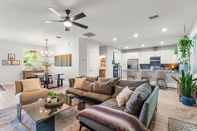 Building Photo - Charming 3-Bed with 2 Baths Oasis in St. C...
