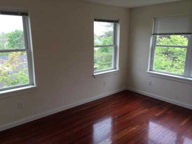 Building Photo - 323-325 College Street, Unit 4