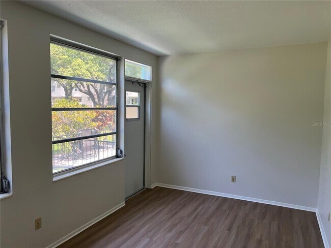 Building Photo - 2042 Australia Way W