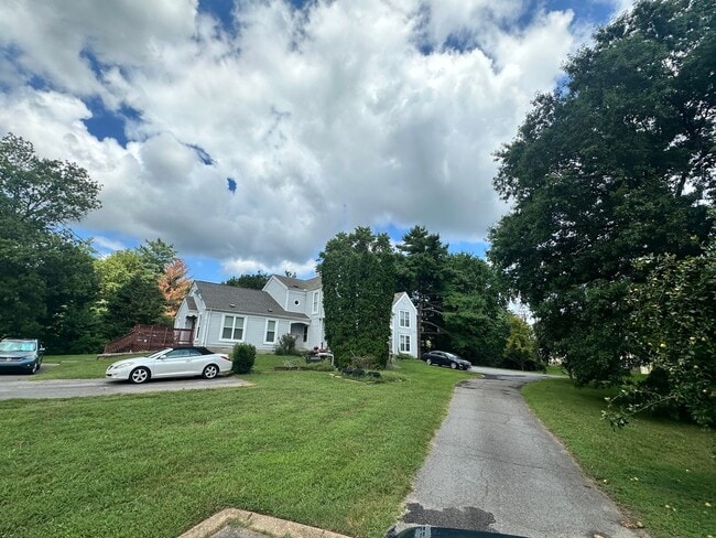 Building Photo - Cute 3 bed condo in great Hermitage location!