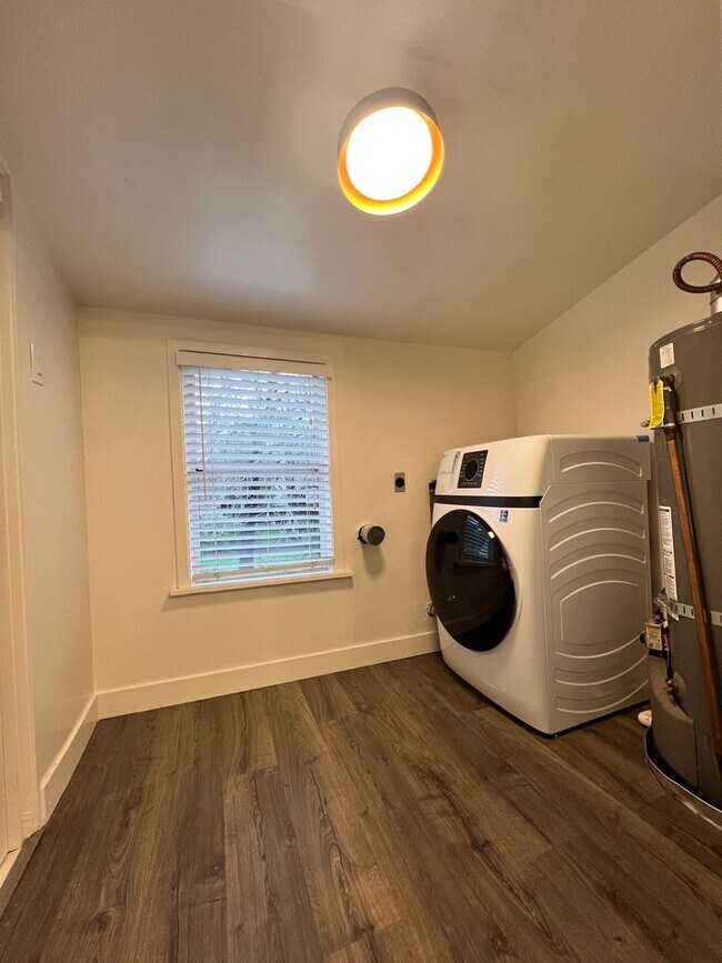 Building Photo - Coombs