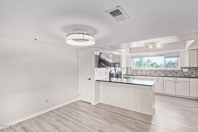 Building Photo - Charming 2 Bed 2 Bath Townhome near Downto...