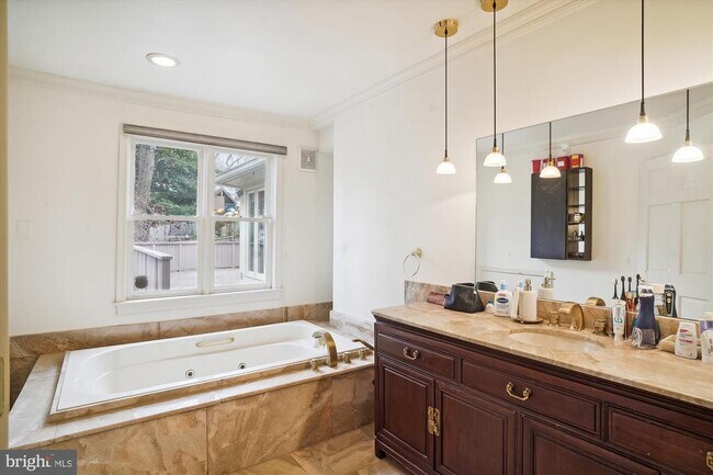 Building Photo - 5215 Brookeway Dr