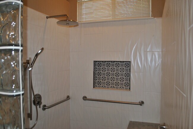 Building Photo - Gorgeous home in Springfield at Whitney Oaks