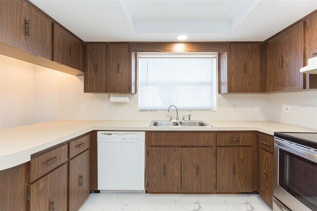 Building Photo - 8253 Redfield Dr