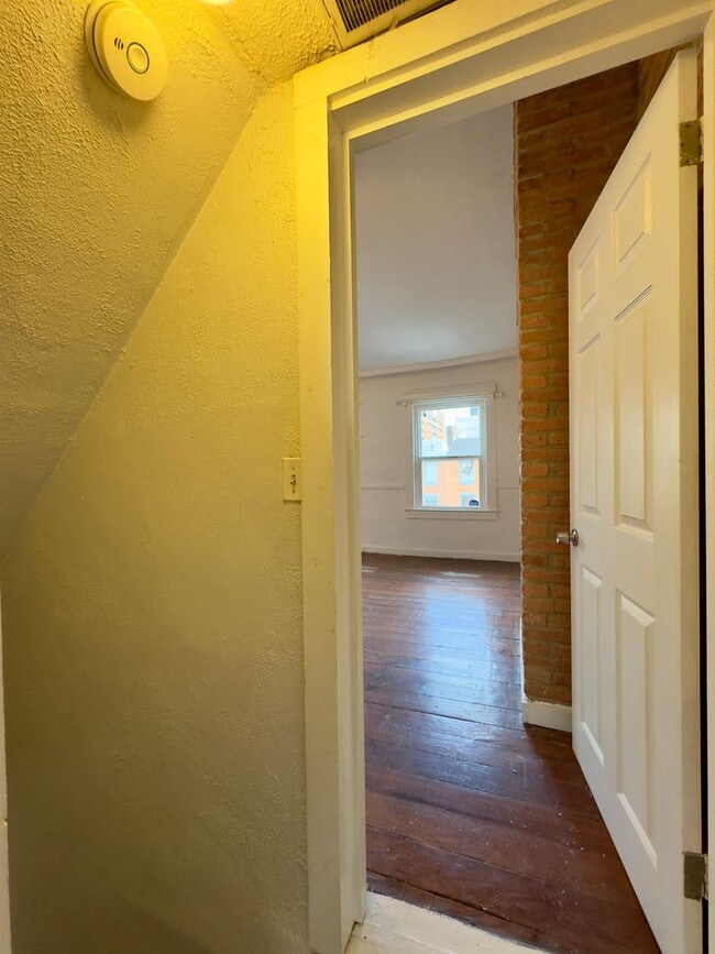 Building Photo - $500 OFF 1ST MONTH-3Bed/2Bath Townhome in Historic Ridgley Delight!