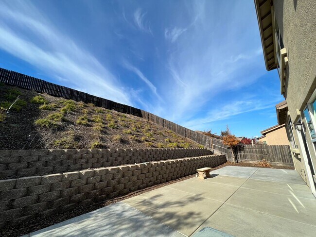 Building Photo - Desirable and Spacious 5-Bedroom Home in Empire Ranch!