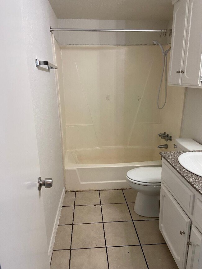 Building Photo - 2125 Beaumont Dr