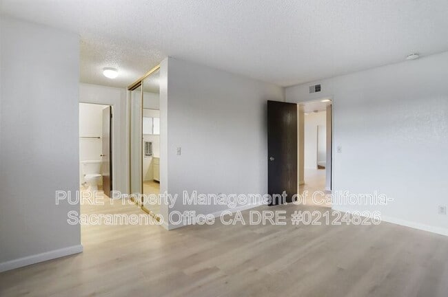 Building Photo - 7423 Willowcreek Dr