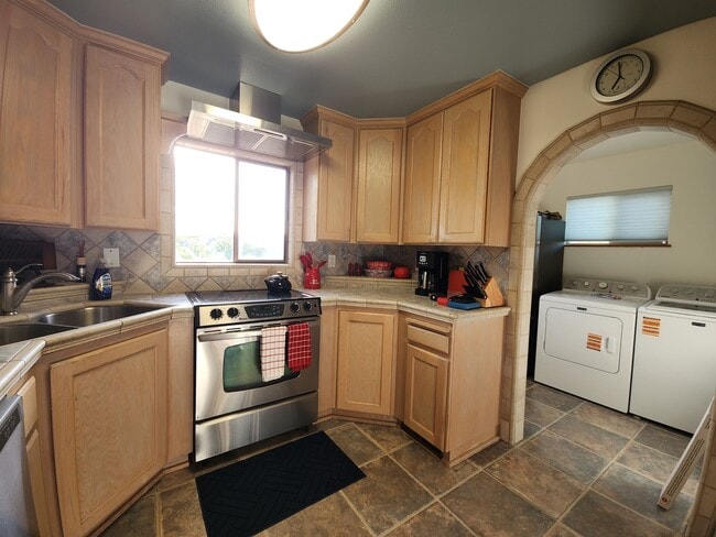 Building Photo - 14565 Carriage Ln