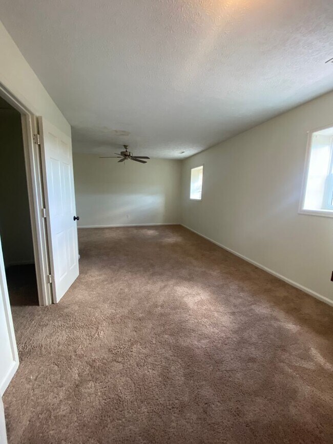 Building Photo - Spacious townhome by Peaks View Park