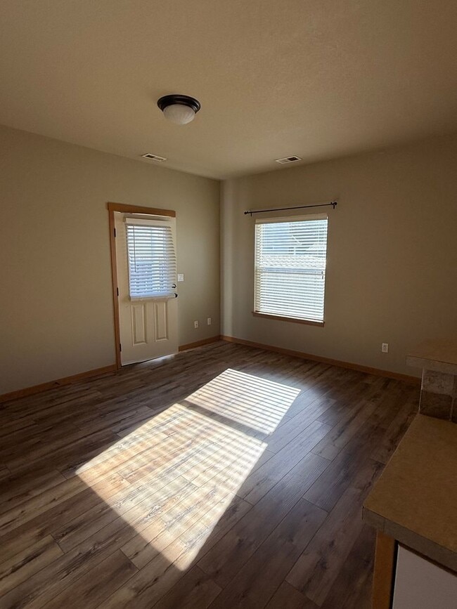 Building Photo - Beautifully Refurbished and updated Townhome style Home in Southeast Portland