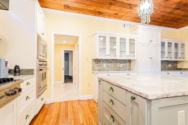 Building Photo - Charming 3 Bed / 2.5 Bath Two-Story Home!