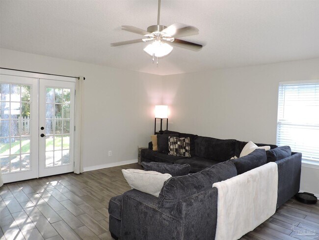 Building Photo - 2541 Gulf Breeze Ave