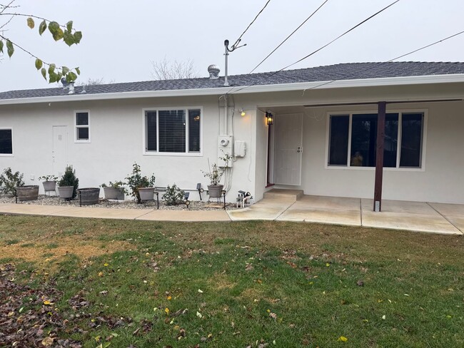 Building Photo - Adorable 3 bedroom 1.5 bath home garden setting