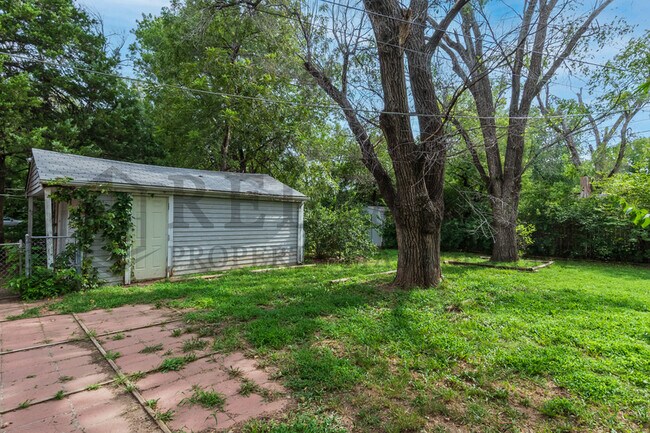 Building Photo - 608 N Sheridan St