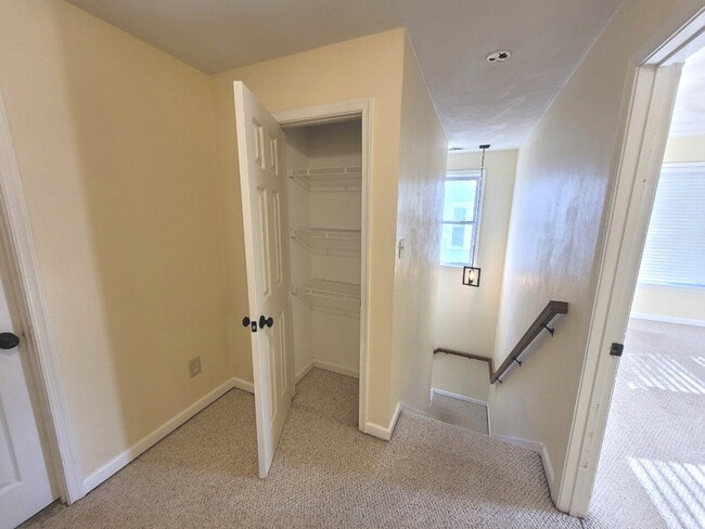 Building Photo - 3 Bedroom, 2.5 Bath Home with Open Floor Plan