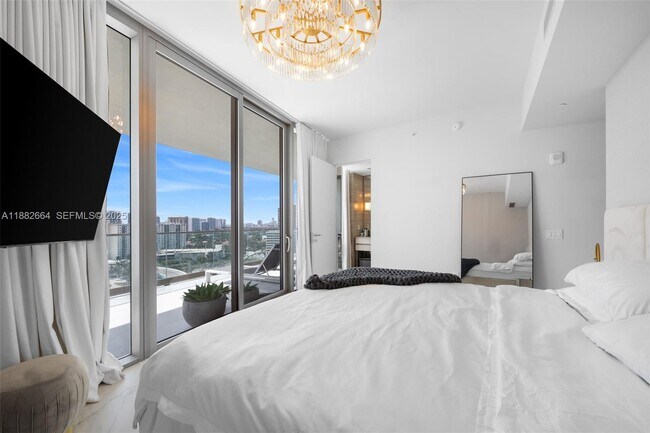 Building Photo - 18975 Collins Ave