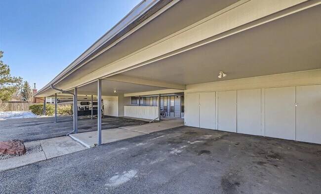 Building Photo - 425 Manhattan Dr