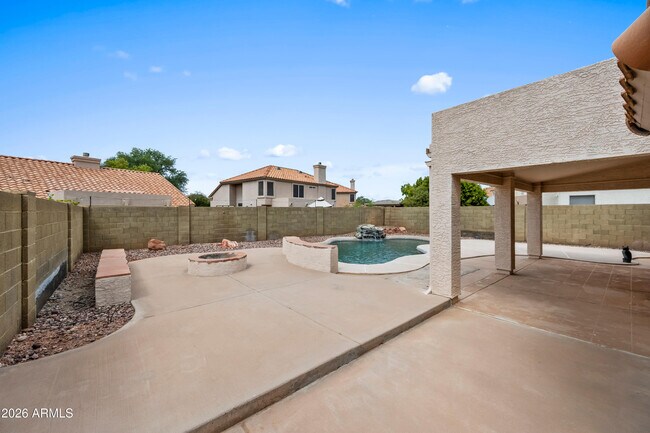Building Photo - 1227 E Glenhaven Dr