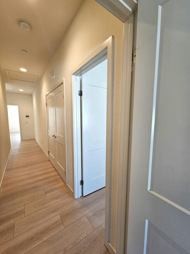 Building Photo - 1969 Cottage Dr