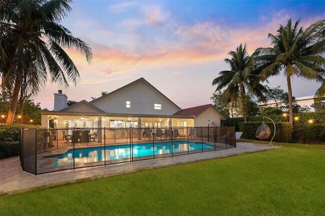 Building Photo - 413 Holiday Dr