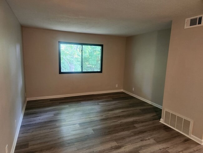 Building Photo - Lovely 1 bedroom 1 bath 2nd floor condo wi...